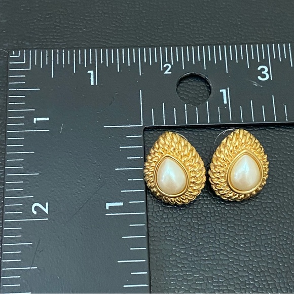 Vintage MONET Signed Gold-tone Teardrop Faux Pearl Earrings 11.0g - Picture 8 of 13
